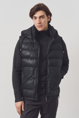 утепленный кожаный жилет с капюшоном фотография