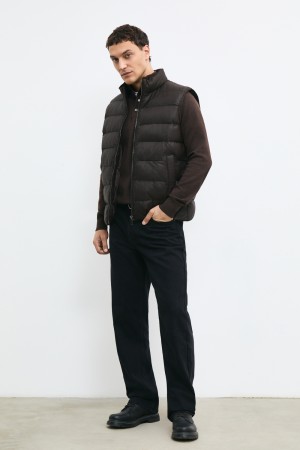 утепленный жилет из натуральной кожи фотография