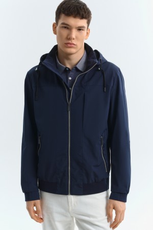 ветровка с капюшоном фотография