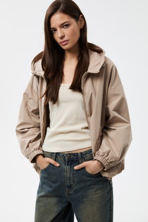 ветровка с капюшоном фотография