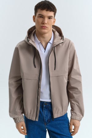 ветровка с капюшоном фотография