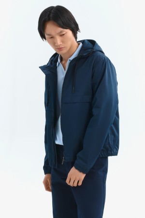 ветровка с капюшоном фотография