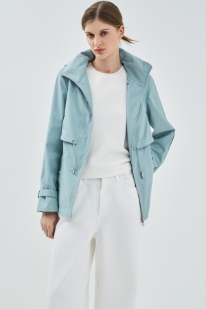 ветровка с капюшоном фотография