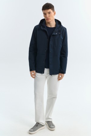 ветровка с капюшоном фотография