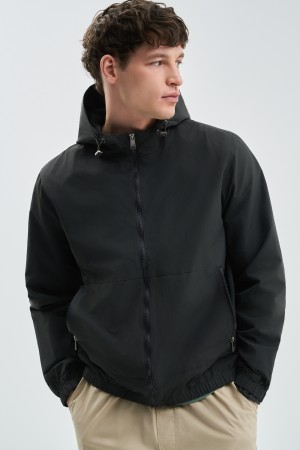 ветровка с капюшоном фотография