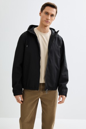 ветровка с капюшоном фотография