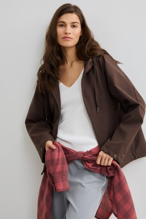 ветровка с капюшоном фотография