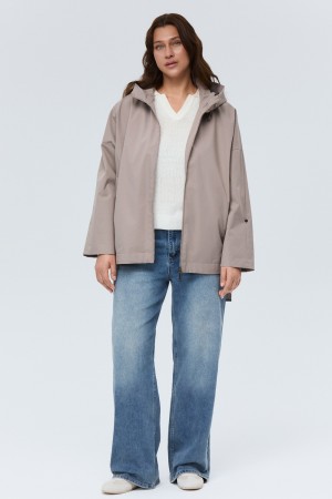 ветровка с капюшоном фотография