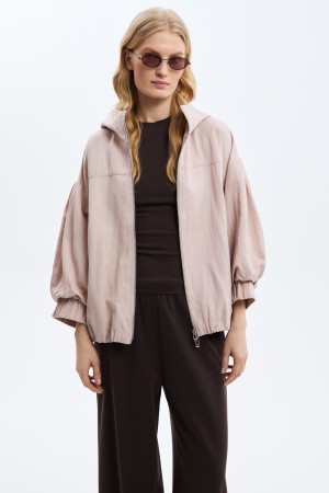 ветровка с капюшоном фотография