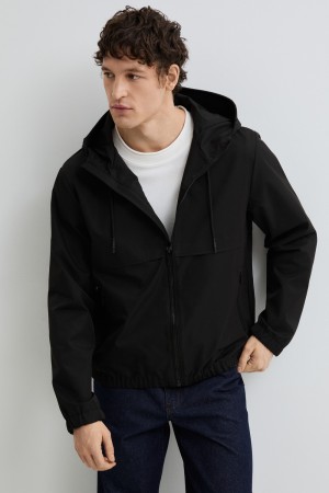 ветровка с капюшоном фотография