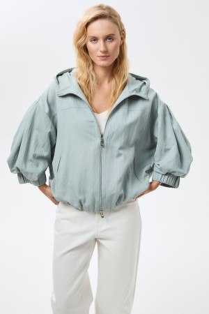 ветровка с капюшоном фотография