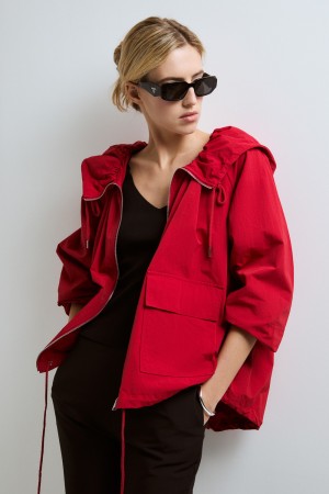 ветровка с капюшоном фотография