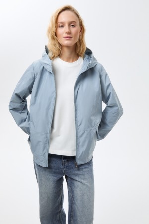 ветровка с капюшоном фотография