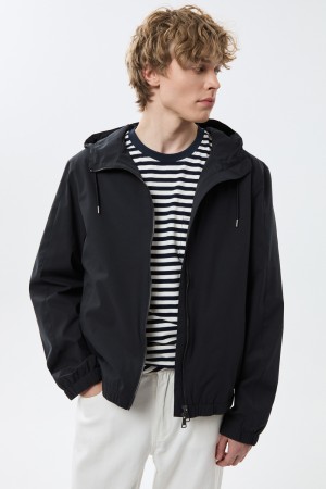 ветровка с капюшоном фотография