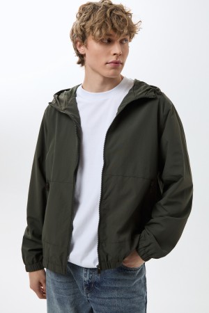 ветровка с капюшоном фотография