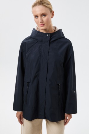 ветровка с капюшоном фотография