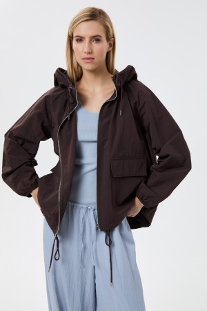 ветровка с капюшоном фотография