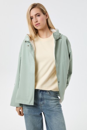 ветровка с капюшоном фотография