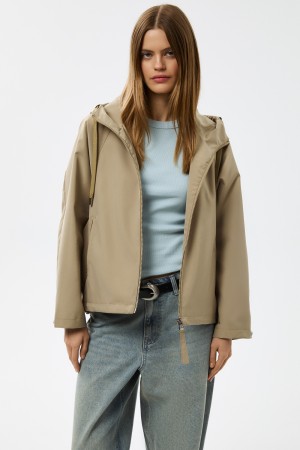 ветровка с капюшоном фотография