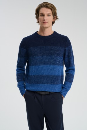 вязаный джемпер фотография