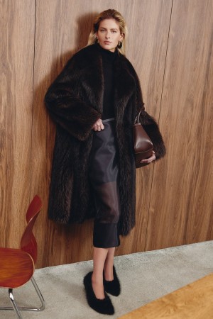 юбка из полупрозрачной ткани фотография