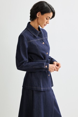 жакет из денима фотография