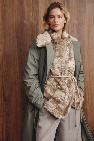 жилет из искусственного меха с поясом фотография