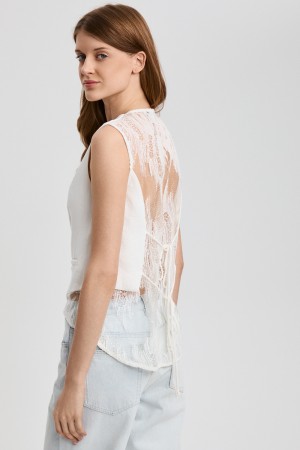 жилет с кружевной вставкой фотография