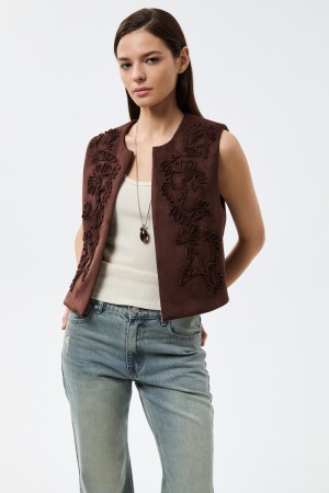 жилет с вышивкой фотография