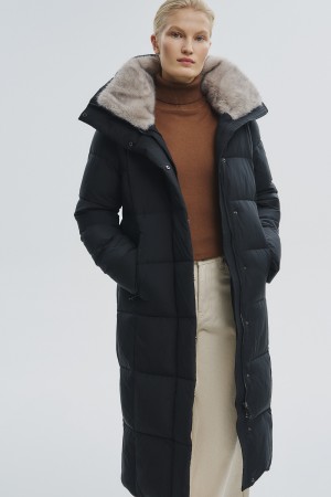 зимнее пальто с капюшоном и меховой отделкой фотография