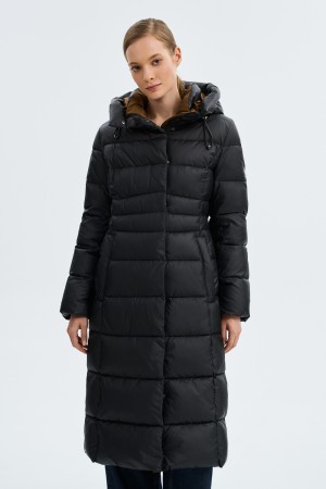 зимнее пальто с капюшоном фотография