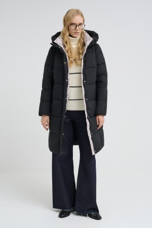 зимнее пальто с капюшоном фотография