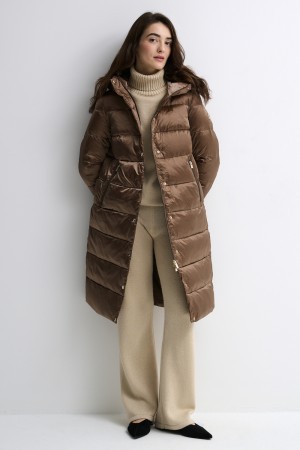 зимнее пальто с капюшоном фотография