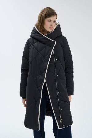 зимнее пальто с капюшоном фотография