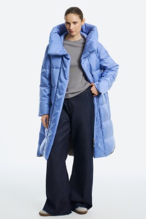 зимнее пальто с капюшоном фотография