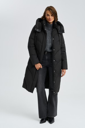 зимнее пальто с капюшоном фотография