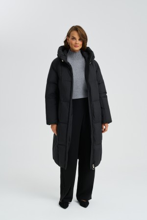 зимнее пальто с капюшоном фотография