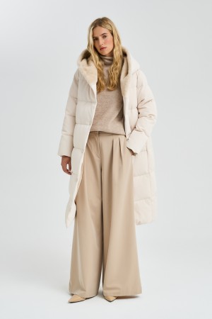 зимнее пальто с капюшоном фотография