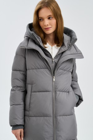 зимнее пальто с капюшоном фотография