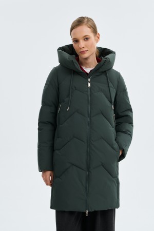 зимнее пальто с капюшоном фотография