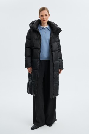 зимнее пальто с капюшоном фотография