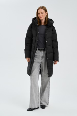 зимнее пальто с капюшоном фотография