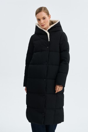 зимнее пальто с капюшоном фотография