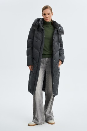 зимнее пальто с капюшоном фотография