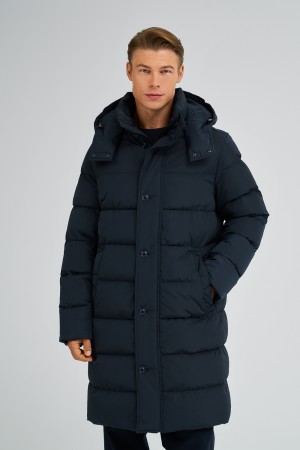 зимнее пальто с капюшоном фотография