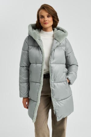 зимнее пальто с капюшоном фотография