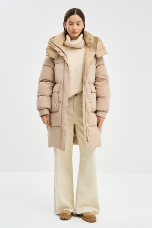 зимнее пальто с капюшоном фотография