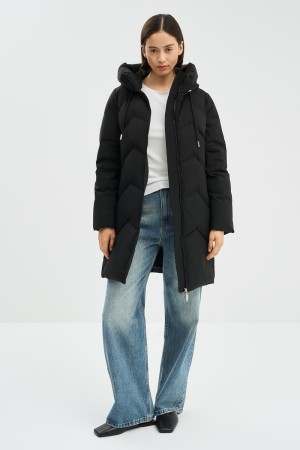 зимнее пальто с капюшоном фотография