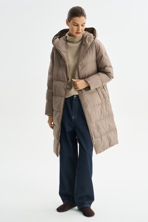 зимнее пальто с капюшоном фотография