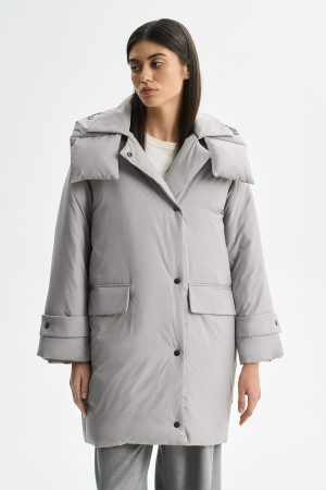 зимнее пальто с капюшоном фотография